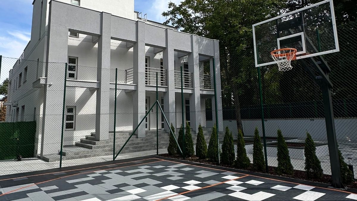 A Brook Hill campus building in Dedinje seen across its outdoor basketball court