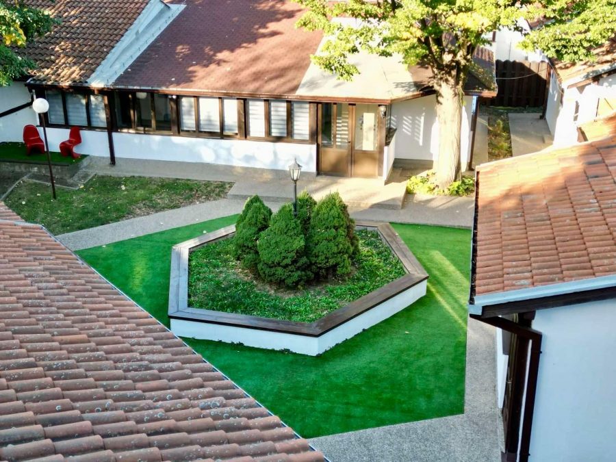 The courtyard between the library and the languages block